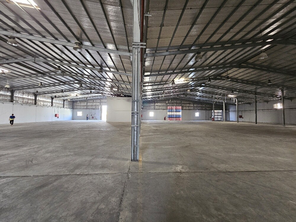 We have a 2700 sq m covered wareh - 9