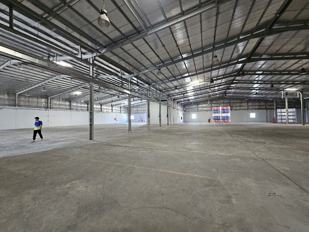 We have a 2700 sq m covered wareh - 10
