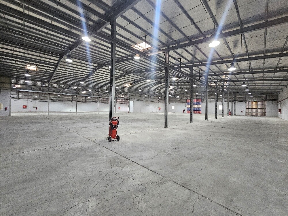 We have a 2700 sq m covered wareh - 1
