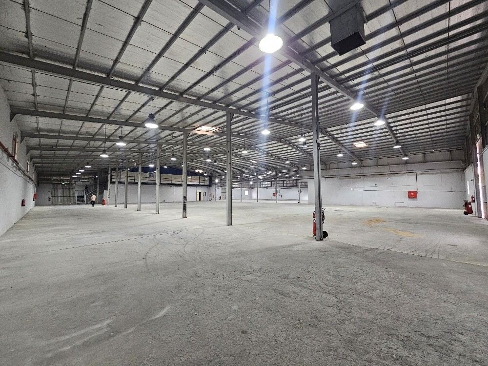 We have a 2700 sq m covered wareh - 3