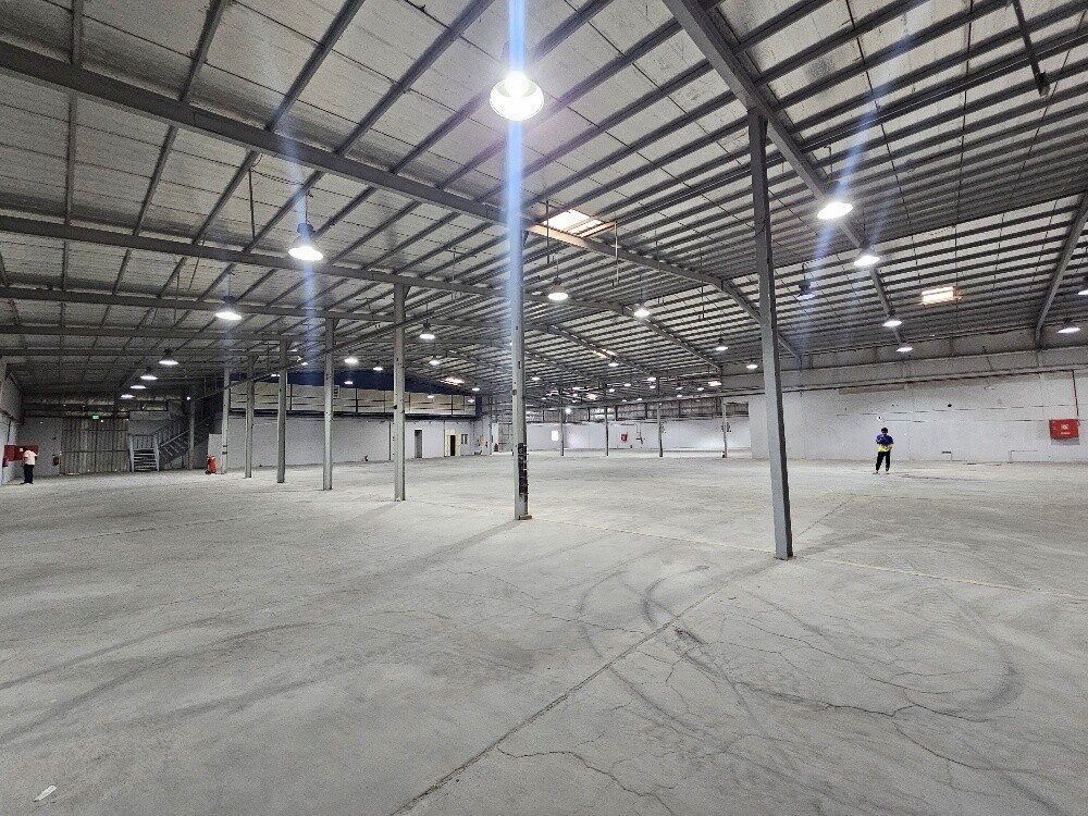 We have a 2700 sq m covered wareh - 2