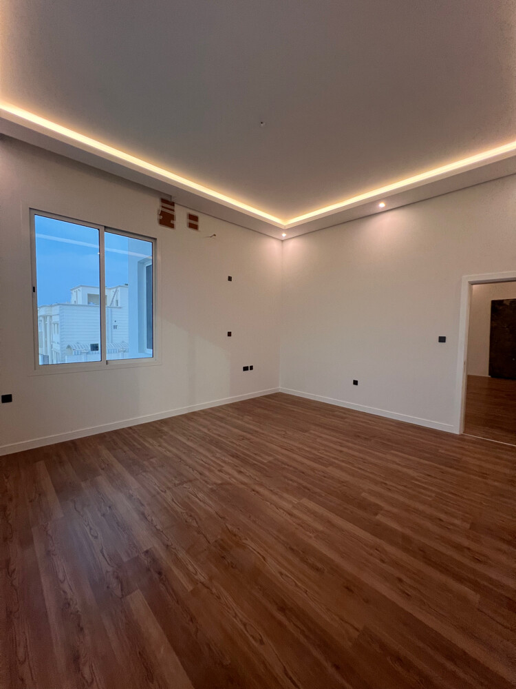 للبيع فيلا على شارعين زاوية  - 12