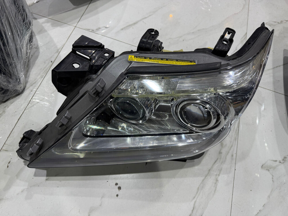 Lexus lx570 headlight - 1