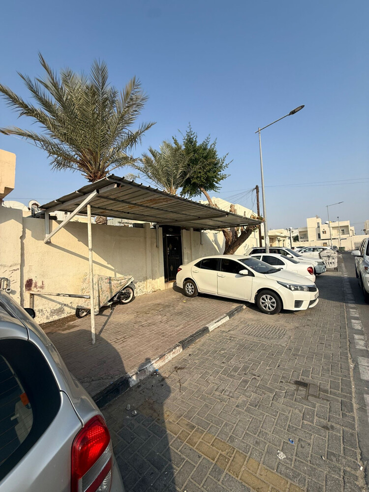 للبيع بيت في المره الشرقيه مؤجر. - 1