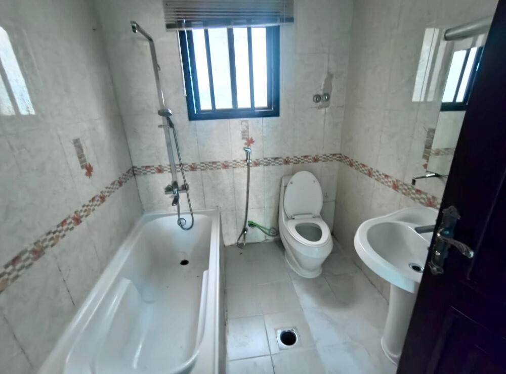 Amazing 6bhk villa female staff - 7
