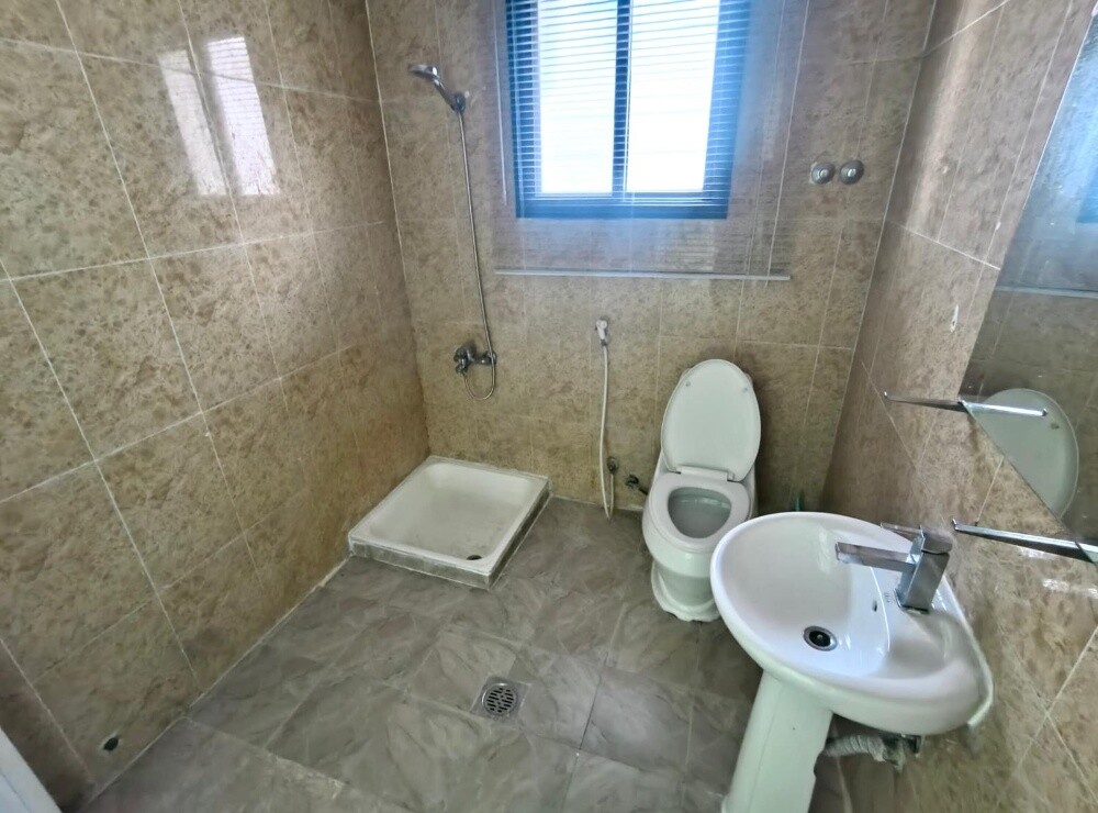 Amazing 6bhk villa female staff - 14