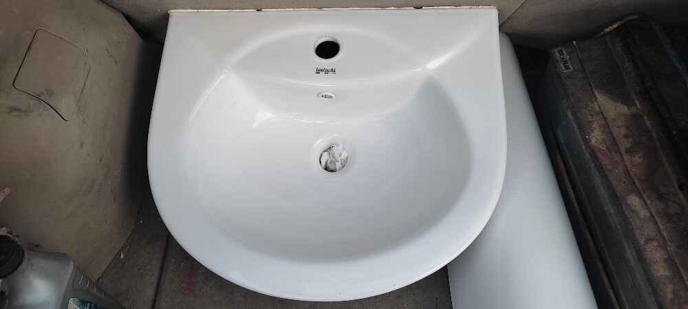 Wash Basin Excellent Condition - 4