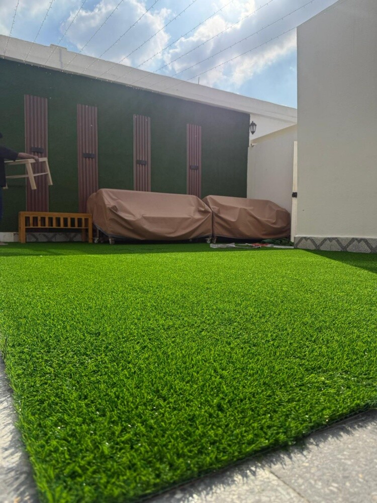 Floors covered with gass carpets. - 15