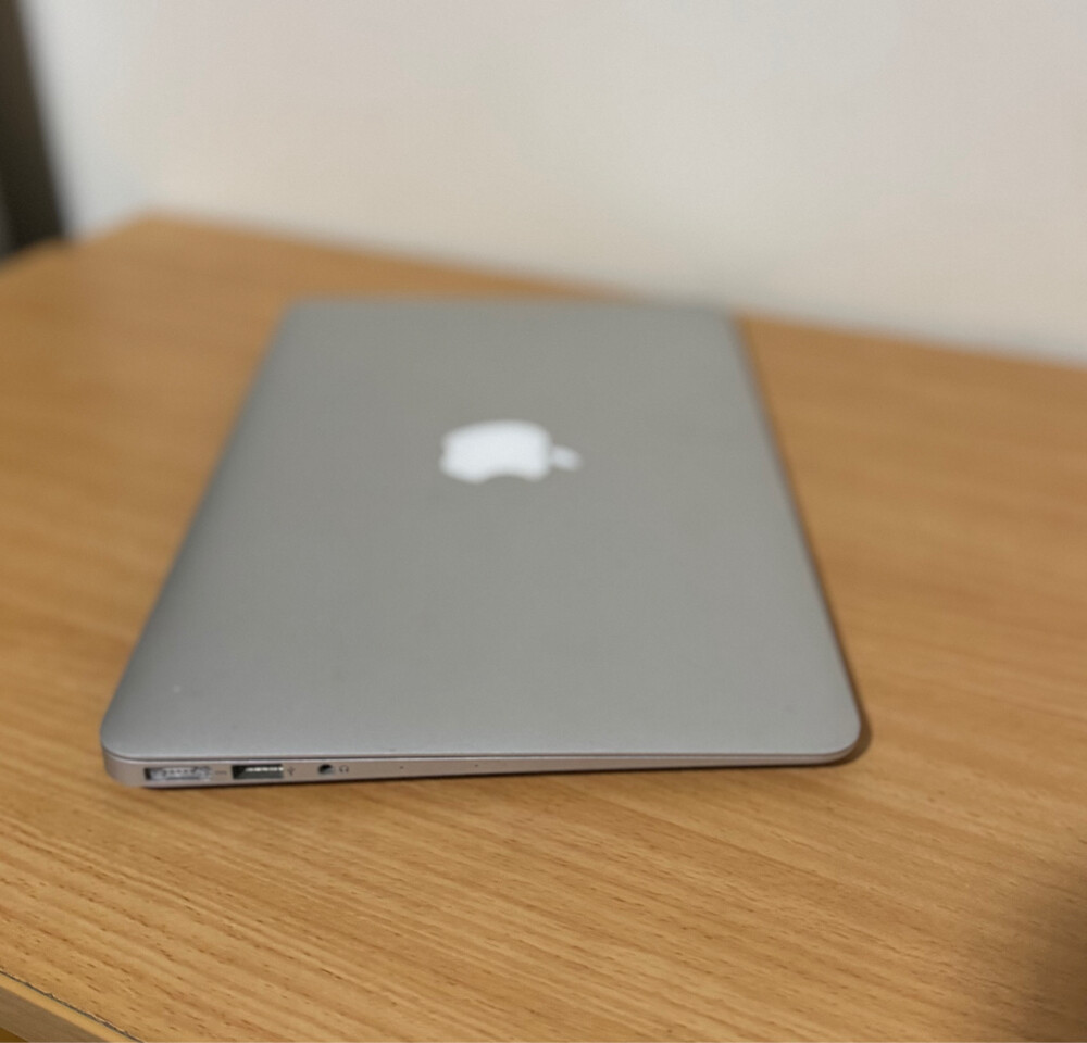 MacBook Air core i5 , - 4