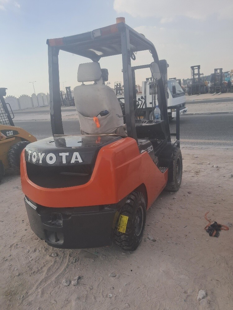 forklift for rent 77551180 - 4