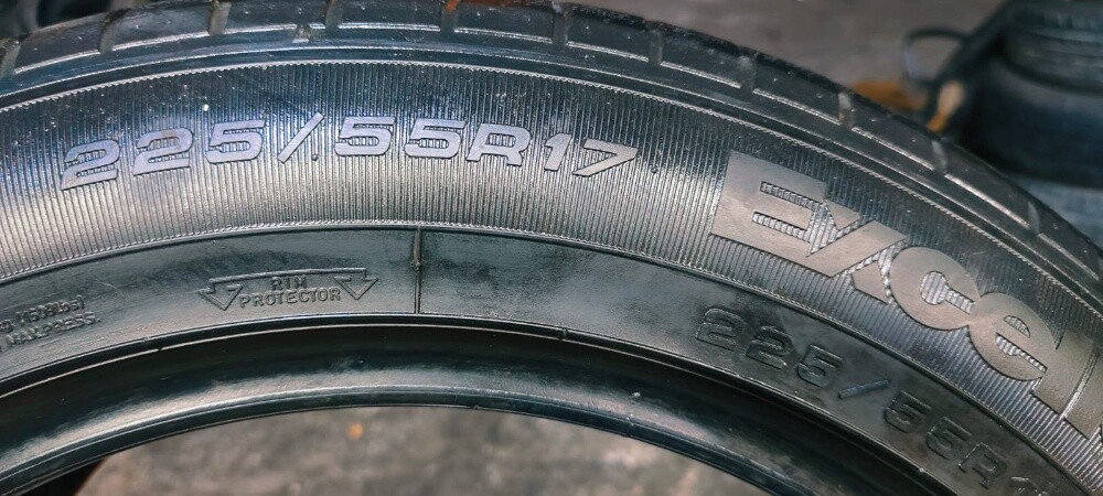 225/55R17 - 4