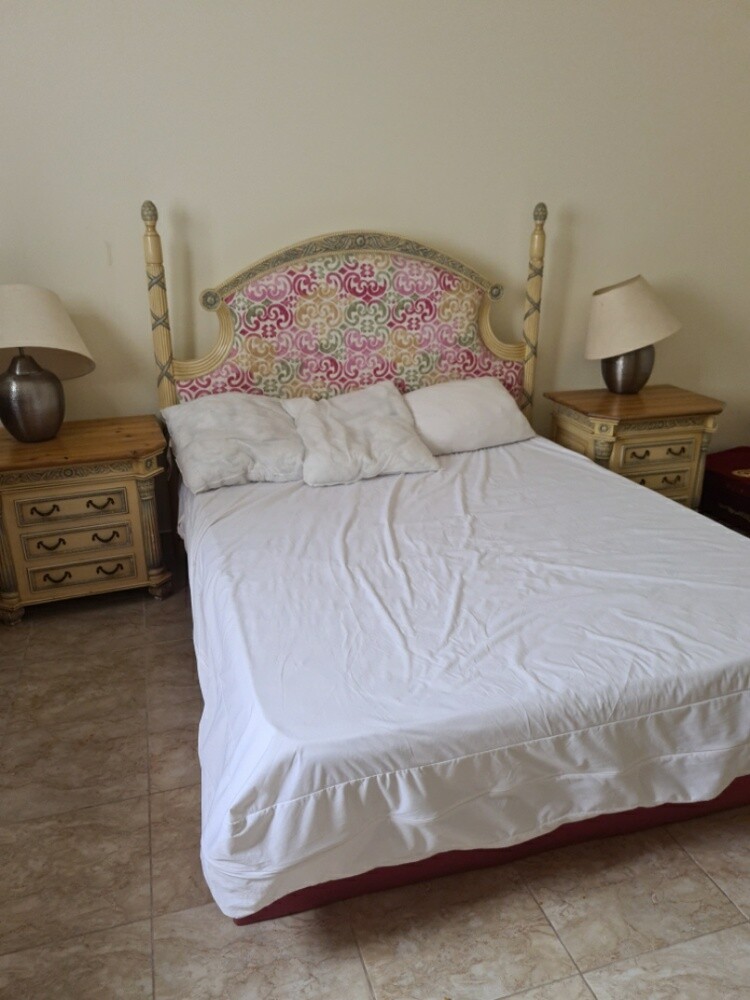 Bed set + 2night stands + drawer - 4