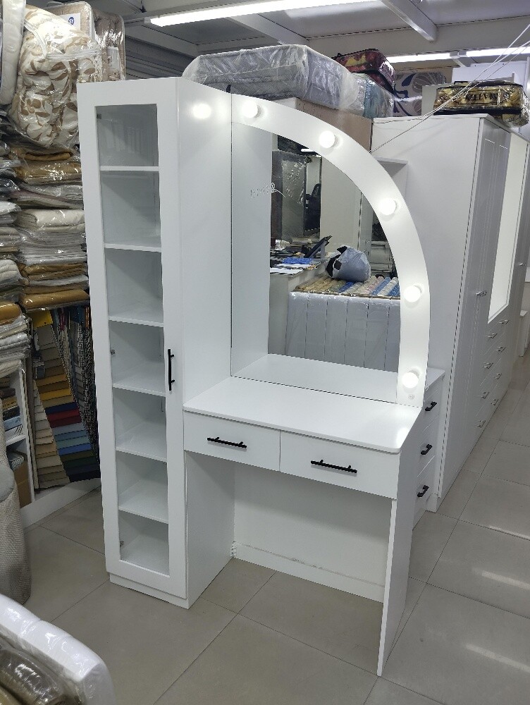 New dressing table with lights. - 3