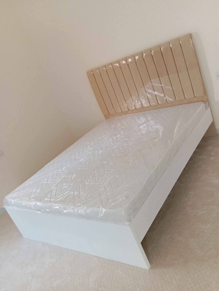 Clothes Queen Bed With mattersss - 4