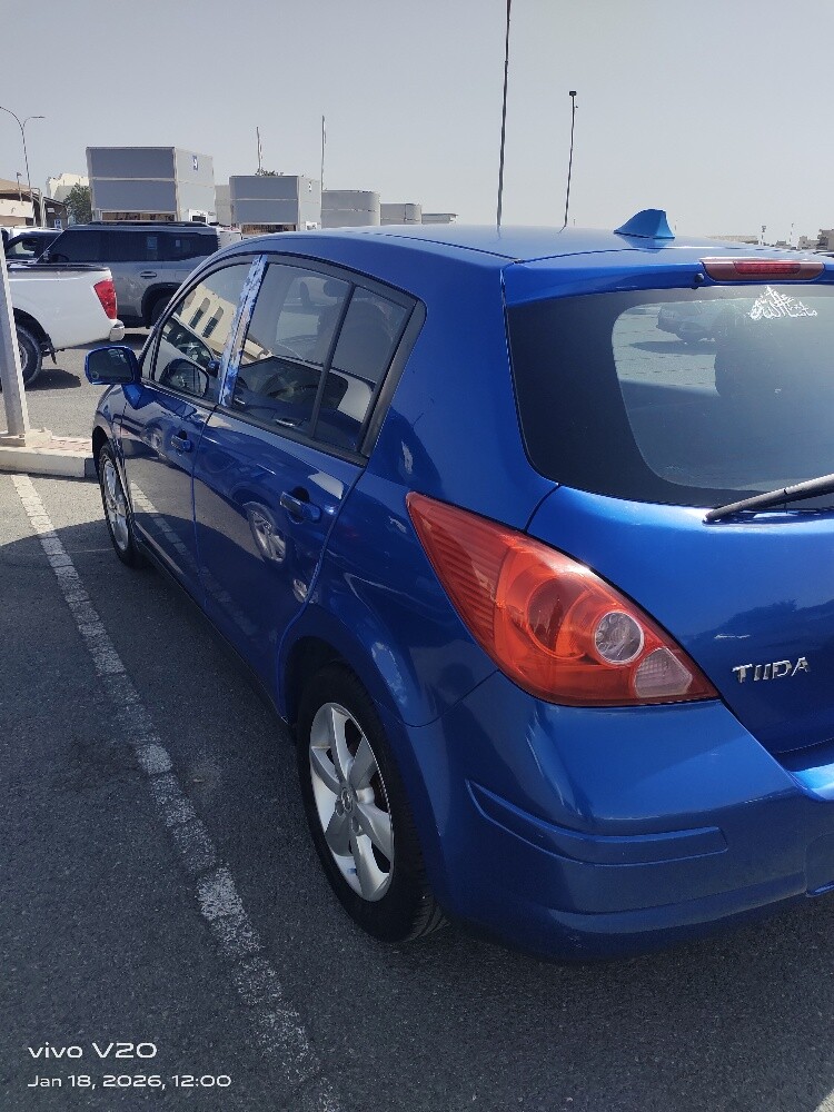 Nissan tiida hatchback - 1