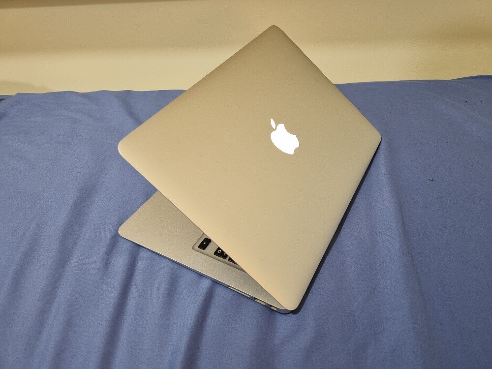 Used Macbook Air 2015 - 1