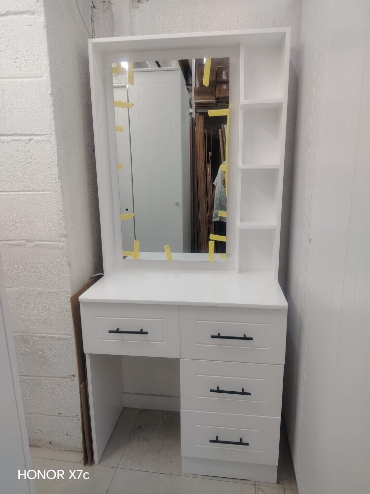 Drassing table with lite - 2