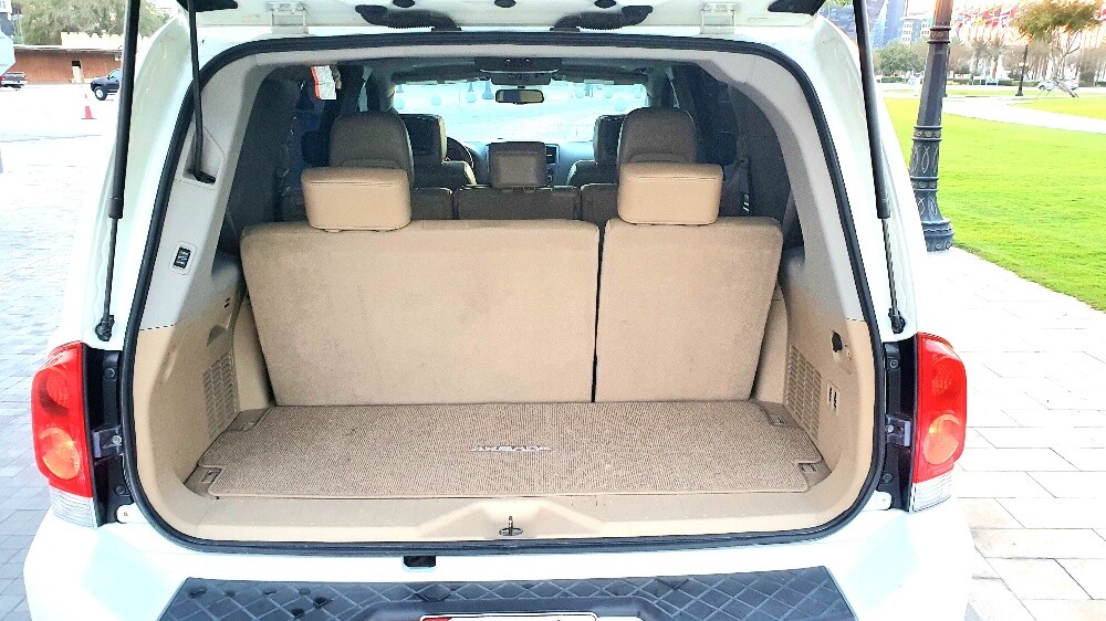 Nissan Armada LE very very clean - 8