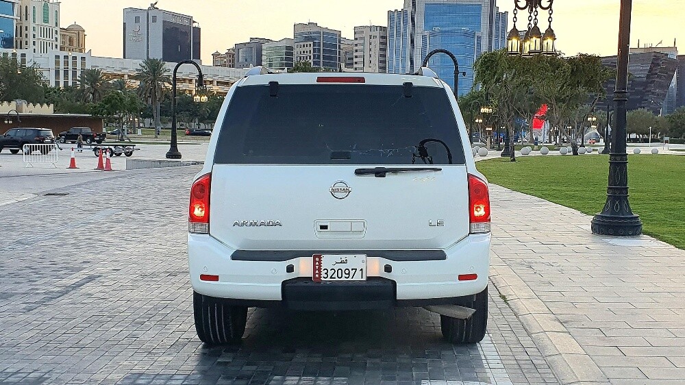 Nissan Armada LE very very clean - 6