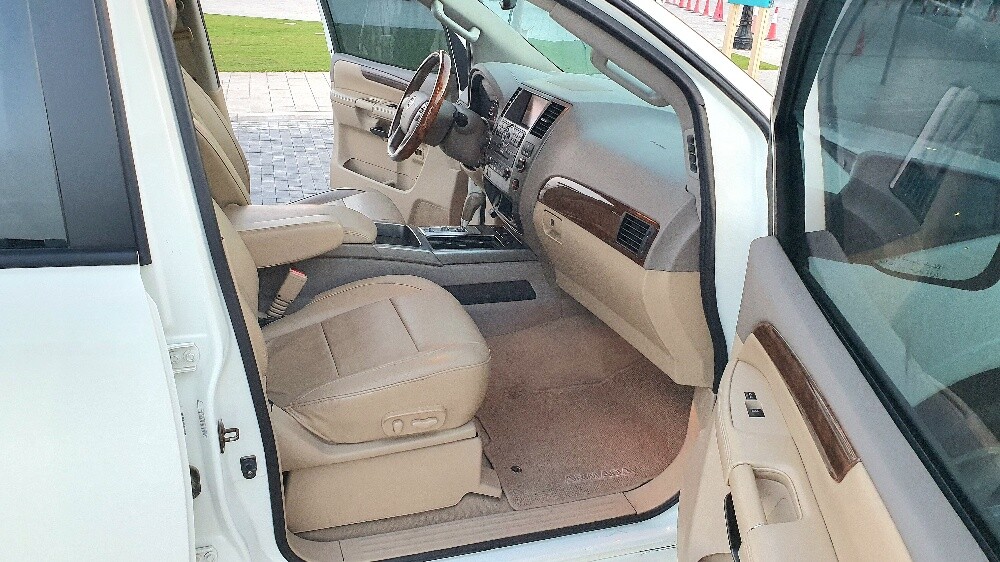 Nissan Armada LE very very clean - 12