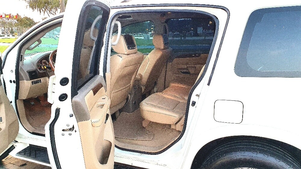 Nissan Armada LE very very clean - 9