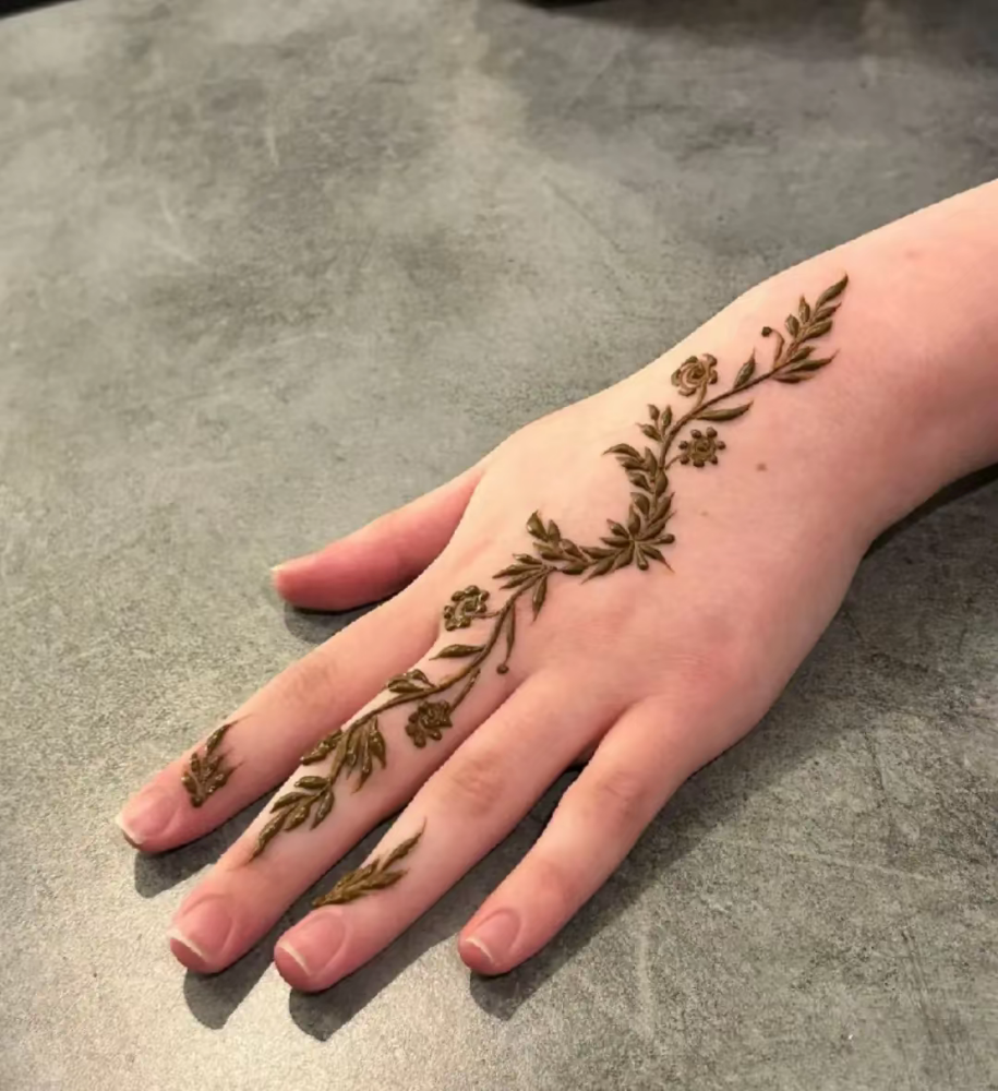 Professional henna artist availab - 2