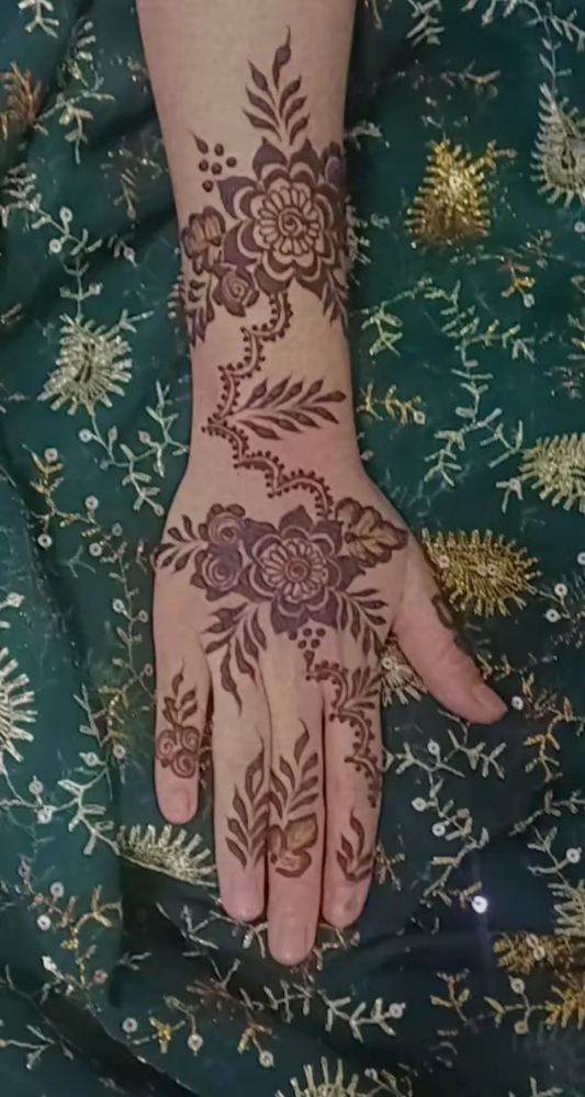Professional henna artist availab - 6