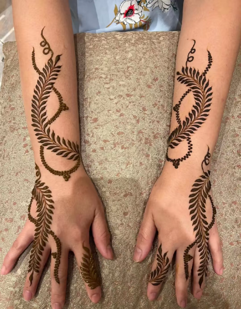 Professional henna artist availab - 3