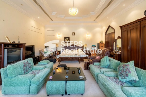 فيلا بموقع زاوية وحديقة كبيرة - 9