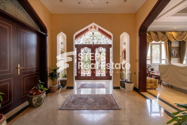 فيلا بموقع زاوية وحديقة كبيرة - 13