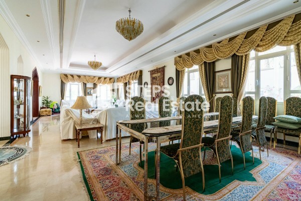 فيلا بموقع زاوية وحديقة كبيرة - 1