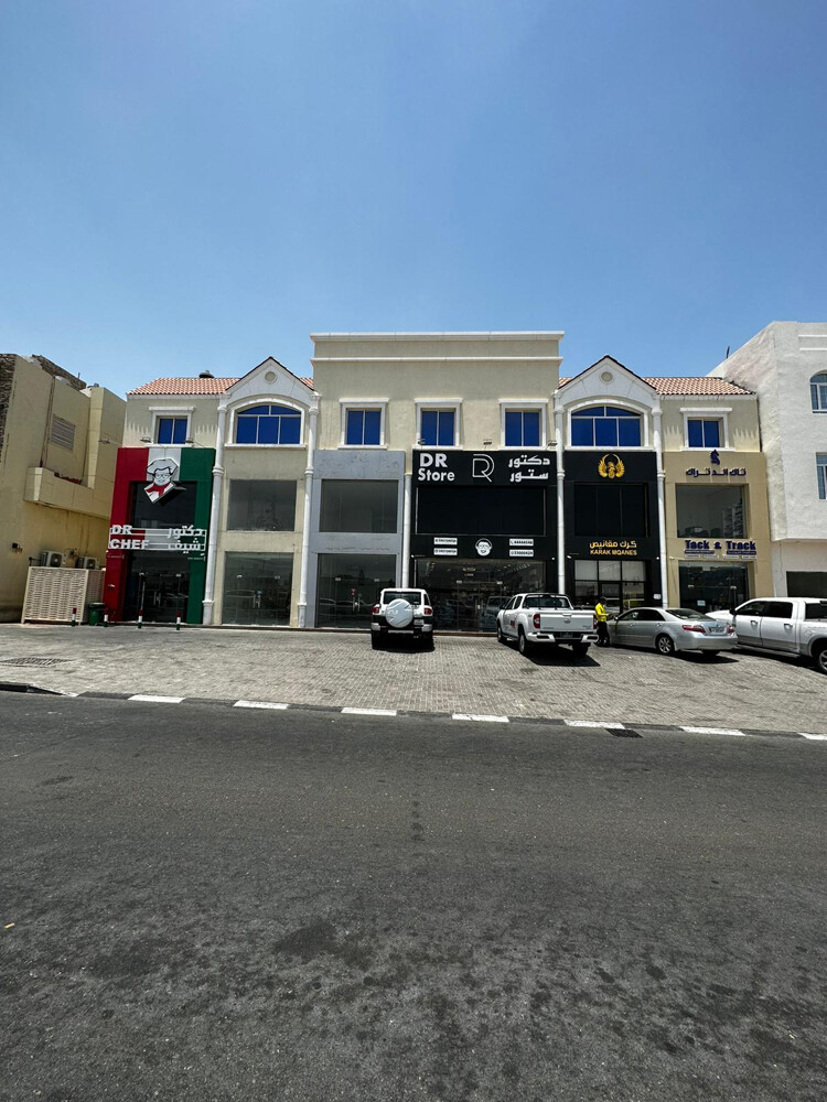 محل للايجار في الريان مع ميزانين - 1