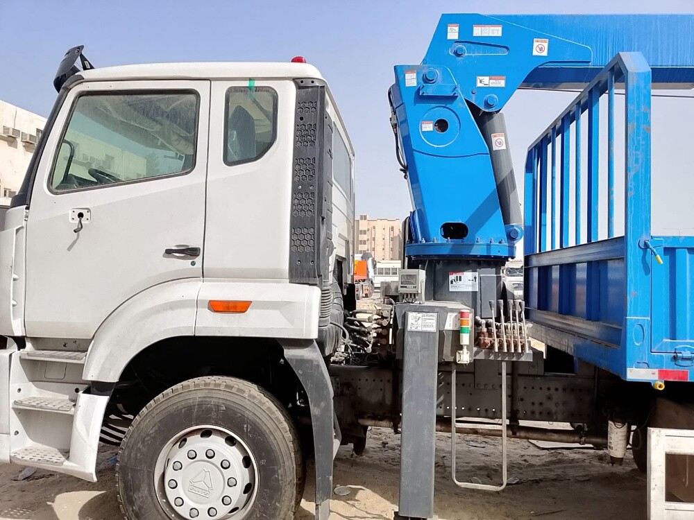 CNHTC BOOM TRUCK - 4