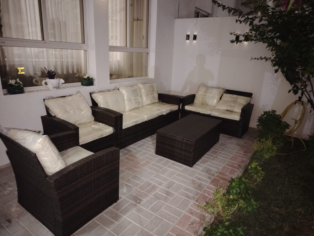 7 persons seater + storage table - 2