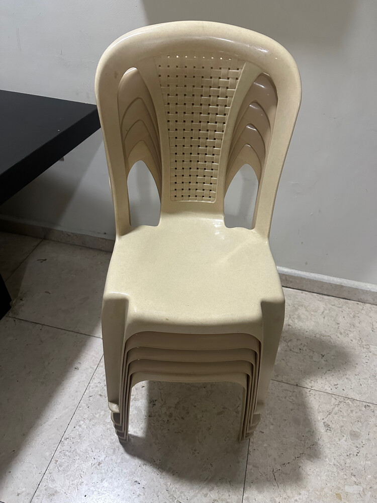 طاولة طعام مع كراسي بلاستيكية - 1