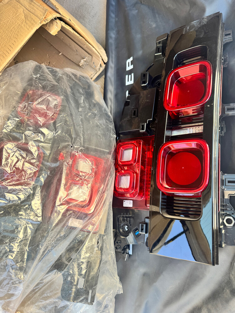 Original defender tail lamp - 1