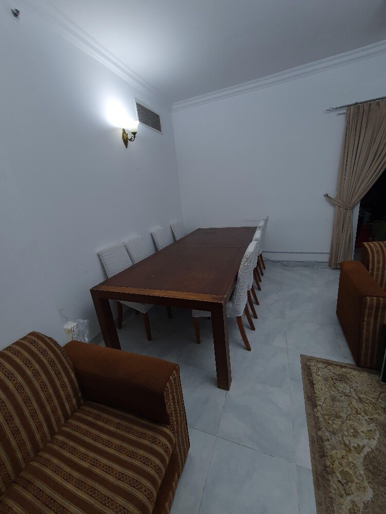 طاولة طعام و ٨ كراسي - 4