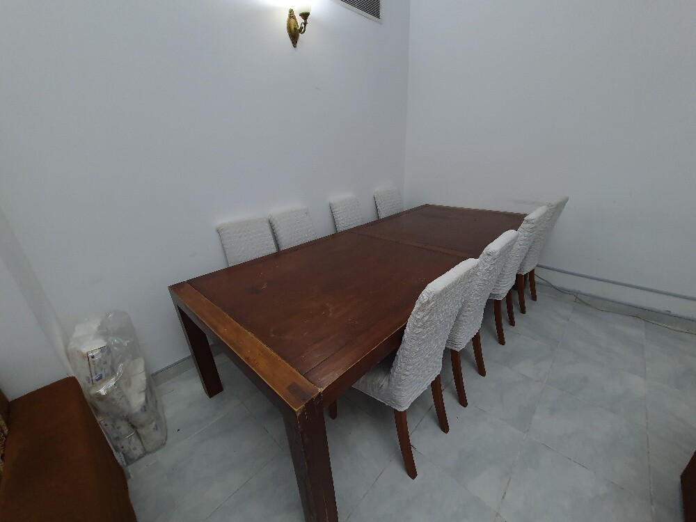 طاولة طعام و ٨ كراسي - 1