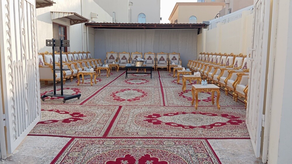 طاولات وكراسي وتغطيه ستائر وسجاد - 4