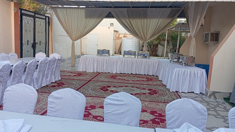 طاولات وكراسي وتغطيه ستائر وسجاد - 8