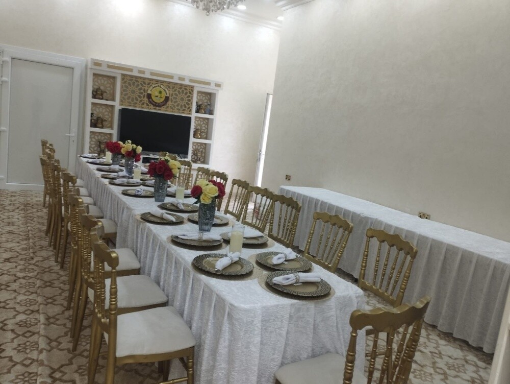 طاولات وكراسي وتغطيه ستائر وسجاد - 10