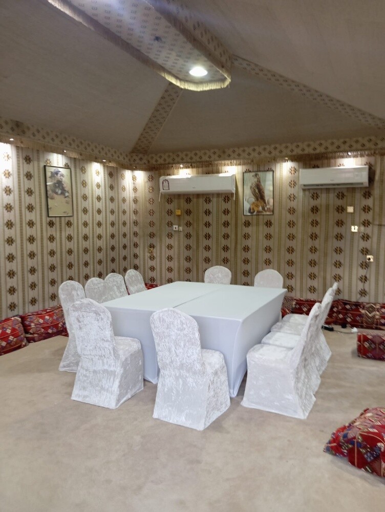 طاولات وكراسي وتغطيه ستائر وسجاد - 1