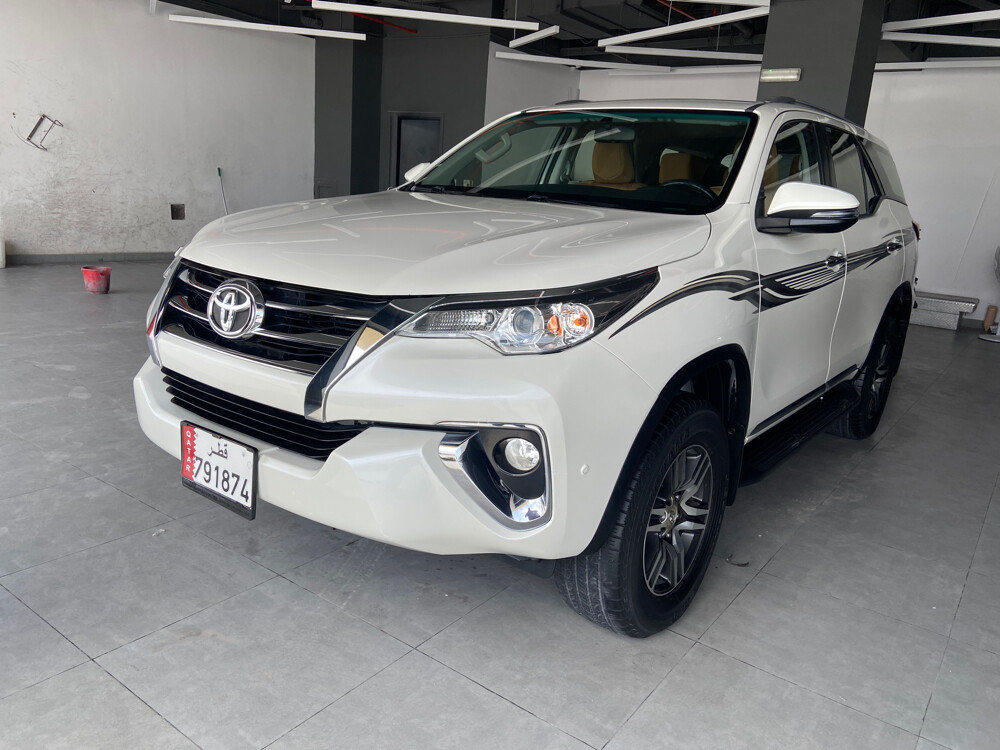 fortuner 2019 white  - 2