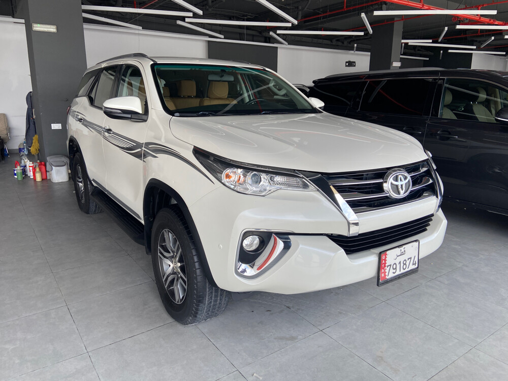 fortuner 2019 white  - 6