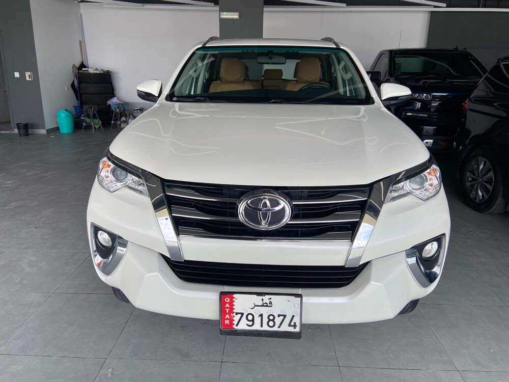 fortuner 2019 white  - 1