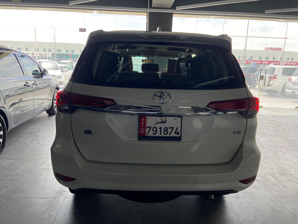 fortuner 2019 white  - 4