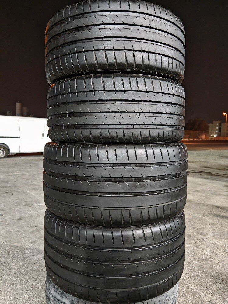 Rear: 315/35/20. Font: 255/35/20 - 6