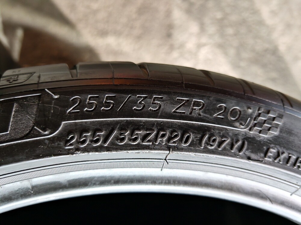 Rear: 315/35/20. Font: 255/35/20 - 4