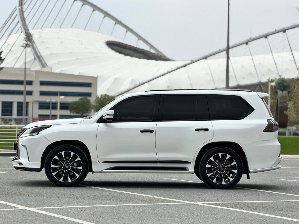 Lexus LX570 Black Edition S - 3