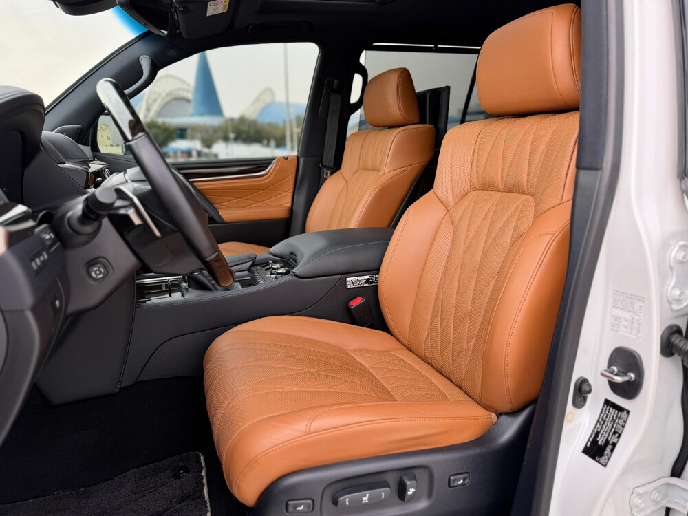 Lexus LX570 Black Edition S - 8